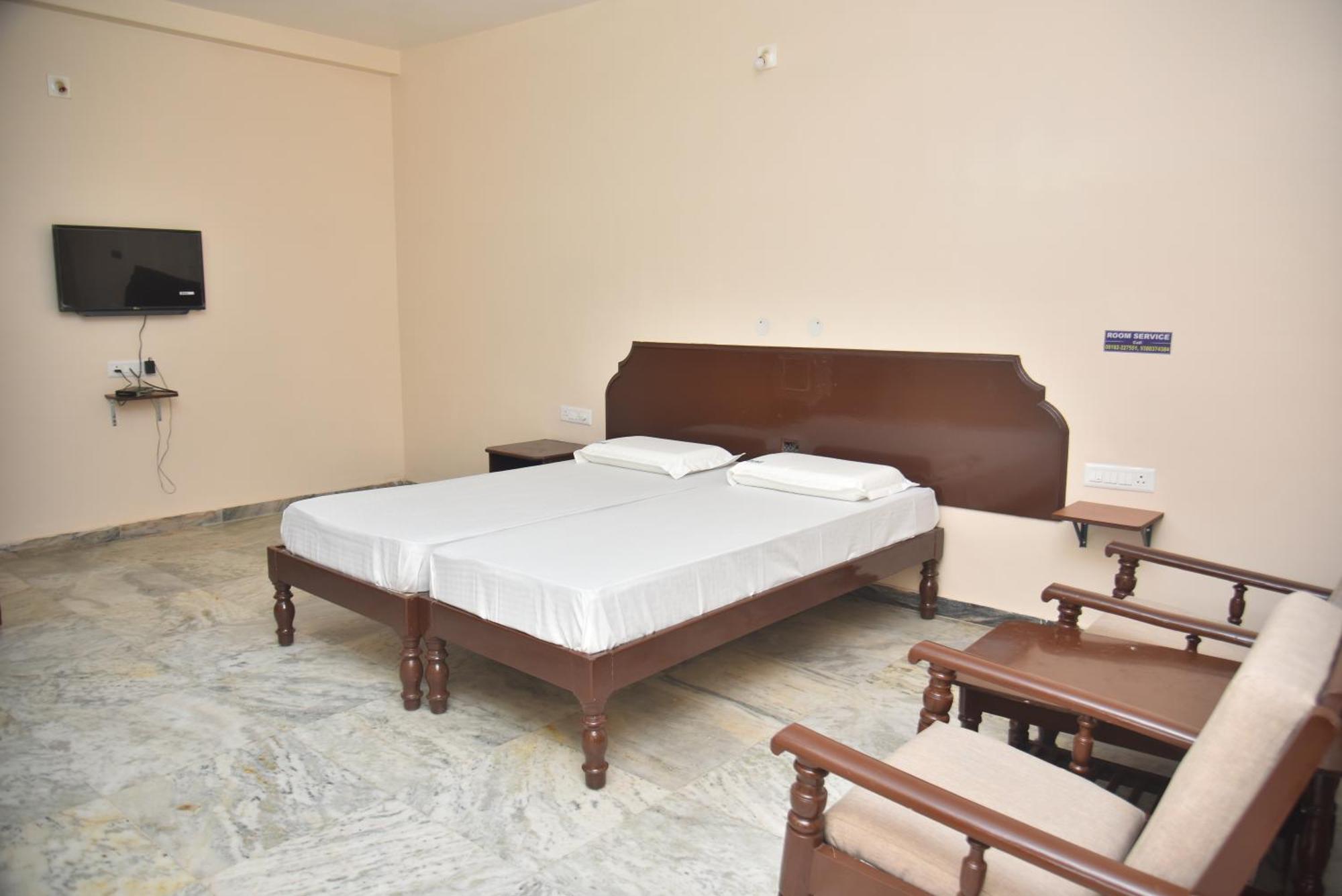 Arihanth Deluxe Lodge Шимога Экстерьер фото
